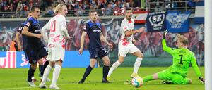Für Herthas Abwehr ging es einige Male zu schnell, wie hier beim 0:3 nach einem Pfostenschuss von Andre Silva (2. von rechts).