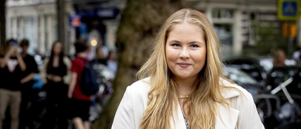Die niederländische Kronprinzessin Amalia trifft zu Beginn ihres Studiums in einer Zweigstelle der Universität Amsterdam in der Roetersstraat ein.