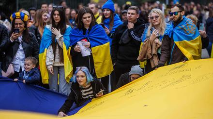 Menschen während einer Demonstration vor der russischen Botschaft in Warschau, Polen, am 15. Oktober 2022.