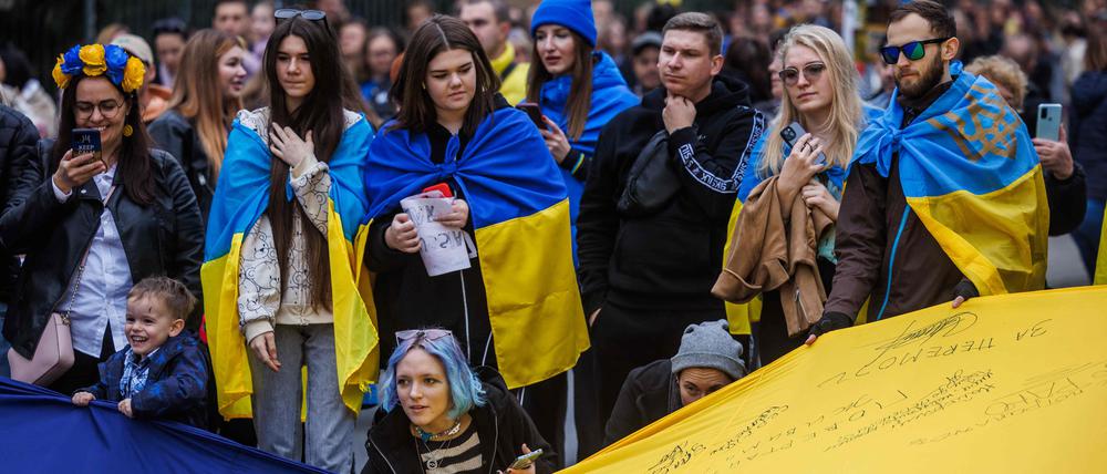 Menschen während einer Demonstration vor der russischen Botschaft in Warschau, Polen, am 15. Oktober 2022.