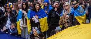 Menschen während einer Demonstration vor der russischen Botschaft in Warschau, Polen, am 15. Oktober 2022.