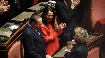 Vergangenheit und Gegenwart in einem Foto: Silvio Berlusconi letzte Woche im Senat mit seiner aktuellen Vertrauten Licia Ronzulli (neben ihm) und Parteifreundin Stefania Craxi, Tochter von Bettino Craxi, der als Premier Berlusconis Medienimperium in den 1980er Jahren aufbauen half.