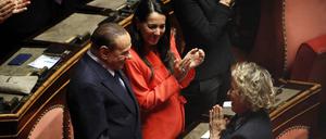 Vergangenheit und Gegenwart in einem Foto: Silvio Berlusconi letzte Woche im Senat mit seiner aktuellen Vertrauten Licia Ronzulli (neben ihm) und Parteifreundin Stefania Craxi, Tochter von Bettino Craxi, der als Premier Berlusconis Medienimperium in den 1980er Jahren aufbauen half.