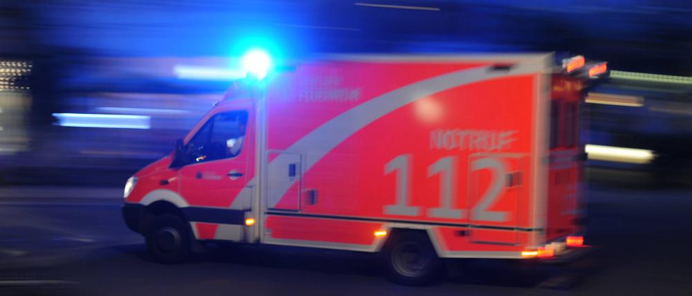 Rettungswagen der Berliner Feuerwehr bei nächtlicher Einfahrt Rettungswagen der Berliner Feuerwehr Ambulance the Berlin Fire brigade at Night Entrance Ambulance the Berlin Fire brigade