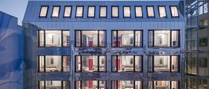 Silbern spiegelnder Edelstahl, darunter ein nachhaltiger Holzbau. Das Apartmenthotel am Kurfürstendamm. 