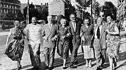 über Berlins Grenzen hinaus bis heute populär: Das einstige Funkkabarett „Die Insulaner : Hier die Truppe in den fünfziger Jahren, von links: Ilse Trautschold, Walter Gross, der Texter und Komponist Günter Neumann, Agnes Windeck, Ewald Wenck, Edith Schollwer, Joe Furtner und Tatjana Sais.                                                                                                Foto: TS-Archiv 