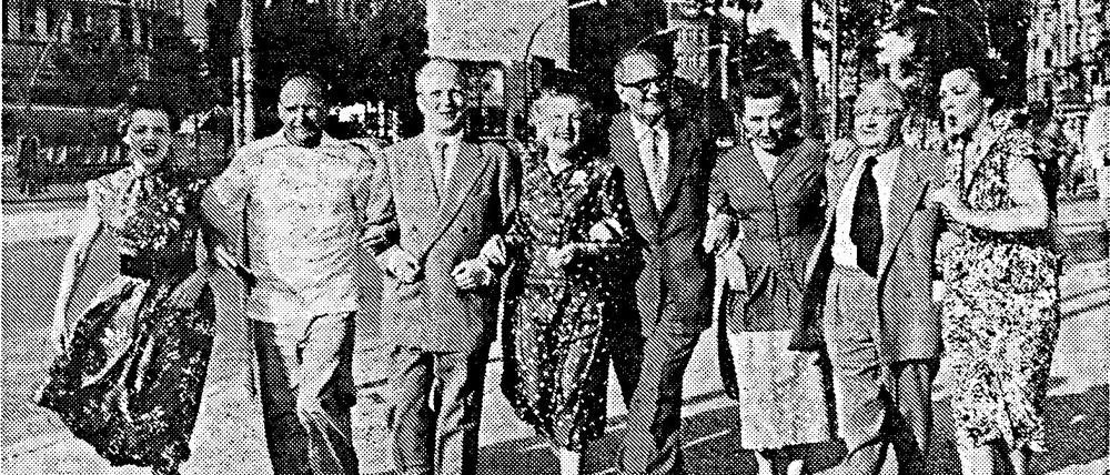 über Berlins Grenzen hinaus bis heute populär: Das einstige Funkkabarett „Die Insulaner : Hier die Truppe in den fünfziger Jahren, von links: Ilse Trautschold, Walter Gross, der Texter und Komponist Günter Neumann, Agnes Windeck, Ewald Wenck, Edith Schollwer, Joe Furtner und Tatjana Sais. Foto: TS-Archiv