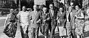 über Berlins Grenzen hinaus bis heute populär: Das einstige Funkkabarett „Die Insulaner : Hier die Truppe in den fünfziger Jahren, von links: Ilse Trautschold, Walter Gross, der Texter und Komponist Günter Neumann, Agnes Windeck, Ewald Wenck, Edith Schollwer, Joe Furtner und Tatjana Sais.                                                                                                Foto: TS-Archiv 
