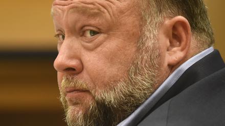 Der Infowars-Gründer Alex Jones wurde zu einer Strafe von fast einer Milliarde Dollar verurteilt. 