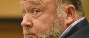 Der Infowars-Gründer Alex Jones wurde zu einer Strafe von fast einer Milliarde Dollar verurteilt.
