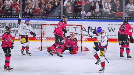  16.10.2022, Lanxess-Arena Köln, Eishockey, Penny DEL Saison 2022 2023, Kölner Haie - Eisbären Berlin: Marcel Noebels von Eisbären Berlin trifft das Tor zum 3:1 und steht jubelnd auf der Eisfläche NRW Deutschland *** 16 10 2022, Lanxess Arena Cologne, ice hockey, penny DEL season 2022 2023, Kölner Haie Eisbären Berlin Marcel Noebels of Eisbären Berlin scores the goal to make it 3 1 and stands cheering on the ice NRW Germany