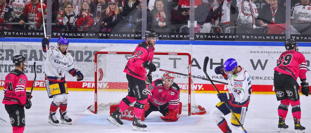  16.10.2022, Lanxess-Arena Köln, Eishockey, Penny DEL Saison 2022 2023, Kölner Haie - Eisbären Berlin: Marcel Noebels von Eisbären Berlin trifft das Tor zum 3:1 und steht jubelnd auf der Eisfläche NRW Deutschland *** 16 10 2022, Lanxess Arena Cologne, ice hockey, penny DEL season 2022 2023, Kölner Haie Eisbären Berlin Marcel Noebels of Eisbären Berlin scores the goal to make it 3 1 and stands cheering on the ice NRW Germany