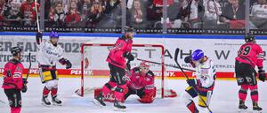 16.10.2022, Lanxess-Arena Köln, Eishockey, Penny DEL Saison 2022 2023, Kölner Haie - Eisbären Berlin: Marcel Noebels von Eisbären Berlin trifft das Tor zum 3:1 und steht jubelnd auf der Eisfläche NRW Deutschland *** 16 10 2022, Lanxess Arena Cologne, ice hockey, penny DEL season 2022 2023, Kölner Haie Eisbären Berlin Marcel Noebels of Eisbären Berlin scores the goal to make it 3 1 and stands cheering on the ice NRW Germany