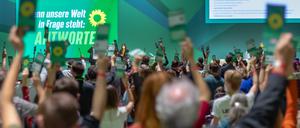  Delegierte geben Ihre Stimme per Karte im stehen ab, da in der Ergebnisfindung keine eindeutige Mehrheit erkennbar war. Der Parteitag von Bündnis 90/Die Grünen im WCCB in Bonn ist die 48. Bundesdelegiertenkonferenz BDK der Partei. 