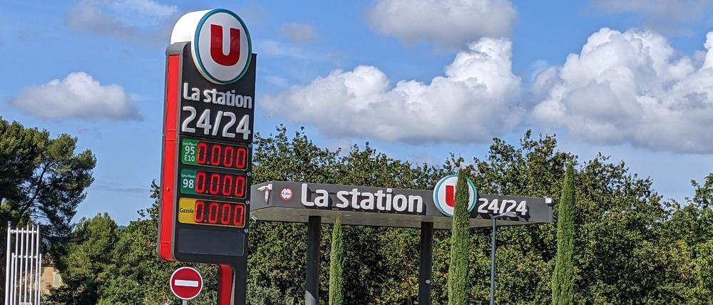 Das Bild zeigt eine Tankstelle, an der es kein Benzin und Diesel mehr gibt. 
