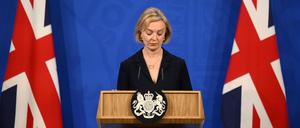 Die britische Premierministerin Liz Truss nimmt an einer Pressekonferenz im Downing Street Briefing Room teil. 