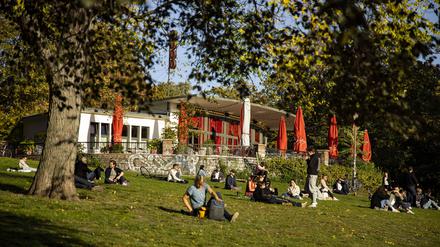 Das warme Herbstwetter lädt noch einmal zu Ausflügen in die Berliner Parks ein.