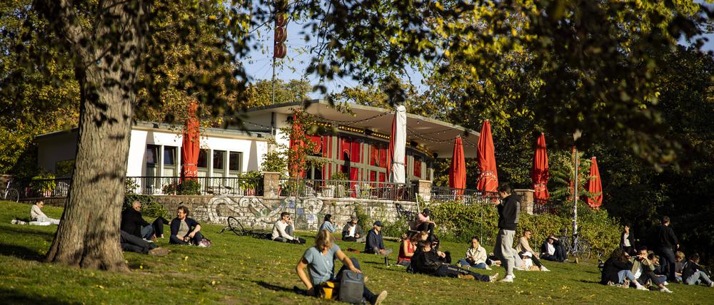 Das warme Herbstwetter lädt noch einmal zu Ausflügen in die Berliner Parks ein.
