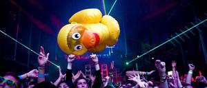epa04126151 A giant inflatable duck is passed around by fans during the performance of Los Angeles based hip hop band 'Far East Movement' at the Doritos' Bold Stage during the music portion of South by Southwest in Austin, Texas, USA, 14 March 2014. South by Southwest (SXSW) Conferences and Festivals offer a convergence of original music, independent films and emerging technologies. EPA/ASHLEY LANDIS ++ +++ dpa-Bildfunk +++