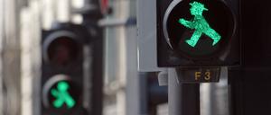Längere Grünphasen für Fußgänger sind überall in der Stadt Thema. Doch das Leuchten zu verändern, kostet in Berlin viel Geld.