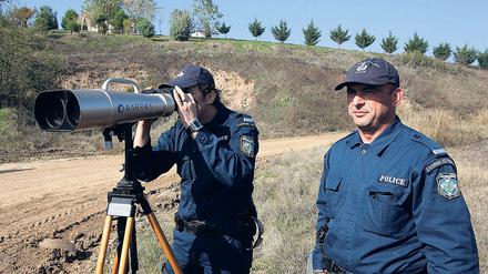 Griechische Polizeibeamte von Frontex patrouillieren in der Nähe der nordöstlichen Stadt Orestiada an der griechisch-türkischen Grenze. (Archivbild)