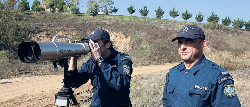 Griechische Polizeibeamte von Frontex patrouillieren in der Nähe der nordöstlichen Stadt Orestiada an der griechisch-türkischen Grenze. (Archivbild)