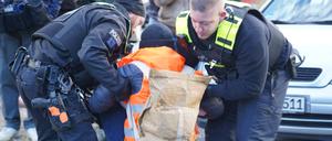  Klima Aktivisten blockieren erneut Berliner Autobahnabfahrt im morgendlichen Berufsverkehr.