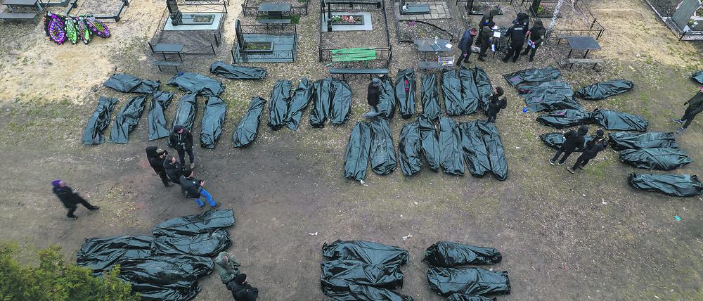 Polizisten bei der Identifizierung von getöteten Zivilisten in der ukrainischen Stadt Butscha