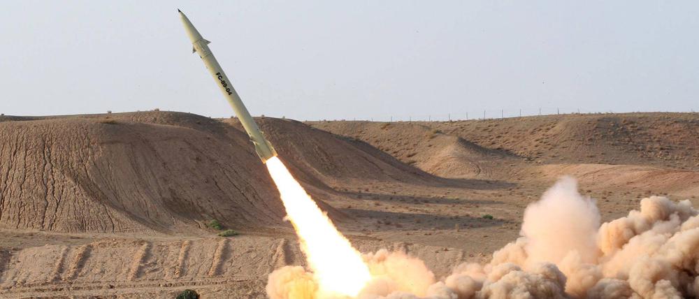 Eine Rakete vom Typ Fateh-110 wird bei einem iranischen Raketentest 2010 abgefeuert. (Archivbild)