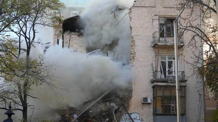Feuerwehrleute arbeiten nach dem Beschuss von Gebäuden durch eine Drohne.