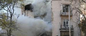 Feuerwehrleute arbeiten nach dem Beschuss von Gebäuden durch eine Drohne.
