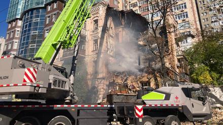 Ein Gebäude im Kiewer Stadtteil Schewtschenko nach der Zerstörung am Morgen.
