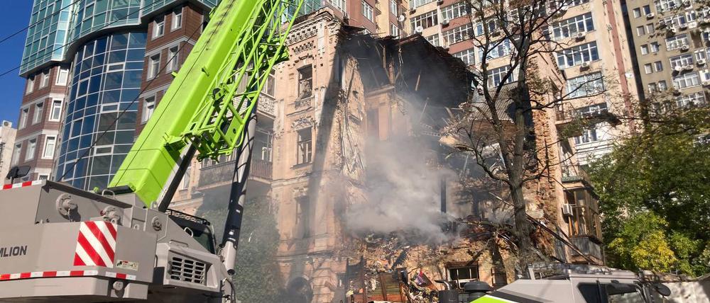 Ein Gebäude im Kiewer Stadtteil Schewtschenko nach der Zerstörung am Morgen.