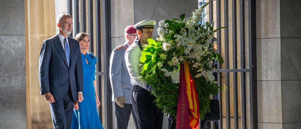 King Felipe VI of Spain and Queen Letizia of Spain attend a wreath-laying ceremony at the Neue Wache, the central memorial for the victims of war and dictatorship, in Berlin on October 17, 2022. (Photo by Michael Kappeler / POOL / AFP)