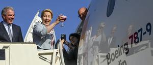 Berlins Regierende Bürgermeisterin Franziska Giffey (SPD) tauft im Beisein von Lufthansa-Chef Carsten Spohr (l) den Lufthansa „Dreamliner“ (Boeing 787-9) auf den Namen ·Berlin· mit einer Berliner Weiße mit Schuss.
