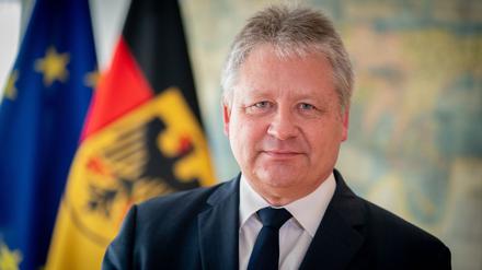 ARCHIV - 25.02.2021, Berlin: Bruno Kahl, Präsident des Bundesnachrichtendienstes (BND), blickt am Rande eines Interviews mit einem Journalisten der Deutschen Presse-Agentur in die Kamera des Fotografen. (zu dpa "BND-Chef fordert: Unsere Warnungen nicht mehr als «Panikmache» abtun") Foto: Kay Nietfeld/dpa +++ dpa-Bildfunk +++