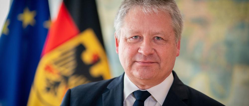 ARCHIV - 25.02.2021, Berlin: Bruno Kahl, Präsident des Bundesnachrichtendienstes (BND), blickt am Rande eines Interviews mit einem Journalisten der Deutschen Presse-Agentur in die Kamera des Fotografen. (zu dpa "BND-Chef fordert: Unsere Warnungen nicht mehr als «Panikmache» abtun") Foto: Kay Nietfeld/dpa +++ dpa-Bildfunk +++
