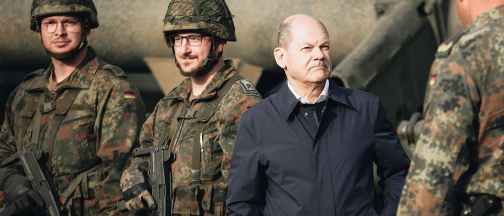 Chef und Truppe. Bundeskanzler Olaf Scholf besucht eines Ausbildungs- und Lehrübung des Heeres am 17.10.2022 in Bergen Niedersachsen.