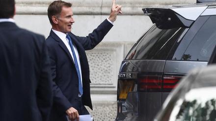 British Chancellor of the Exchequer Jeremy Hunt gestures as he walks outside Downing Street in London, Britain October 17, 2022. REUTERS/Henry Nicholls