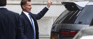 British Chancellor of the Exchequer Jeremy Hunt gestures as he walks outside Downing Street in London, Britain October 17, 2022. REUTERS/Henry Nicholls