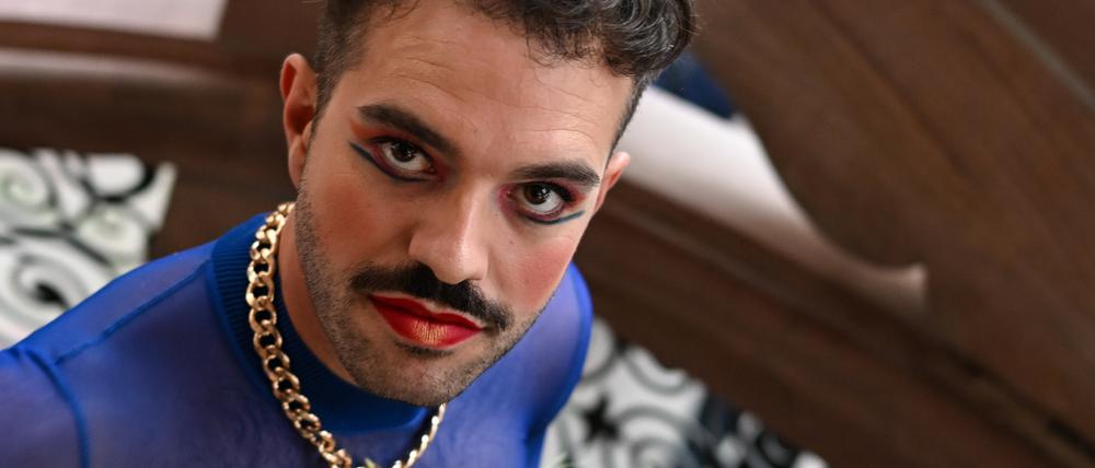 Kim de l’Horizon („Blutbuch“) kommt zur Verleihung des Deutschen Buchpreises 2022 im Frankfurter Römer.