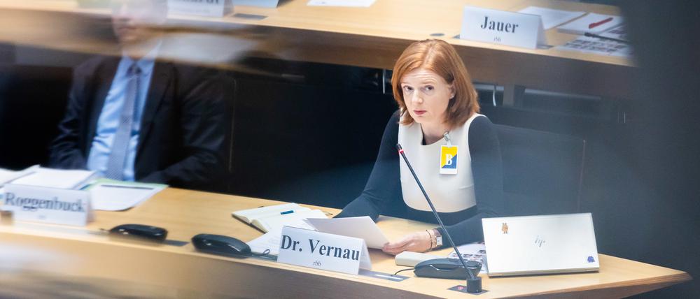 Gemeinsame Sitzung. Im Oktober 2022 musste RBB-Interimsintendantin Katrin Vernau im Abgeordnetenhaus Fragen der Parlamentarier aus Berlin und Brandenburg zur RBB-Krise beantworten. Im September übergibt sie ihr Amt an Ulrike Demmer.