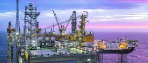 Der Himmel erleuchtet in lila und pink hinter dem Johan Sverdrup Ölfeld in Norwegen. 