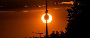 Die Sonne geht hinter dem Fernsehturm unter. Das höchste Bauwerk Deutschlands mit 368 Metern bis zur Antennenspitze war am 3. Oktober 1969 zum 20. Jahrestag der DDR (7. Oktober) eröffnet worden. (zu "Schildkrötensuppe zur Eröffnung - Berliner Fernsehturm wird 50") +++ dpa-Bildfunk +++