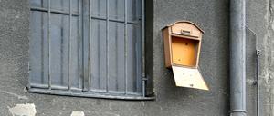 In Berlin-Moabit bleiben Briefkästen derzeit ungewöhnlich lange leer – coronabedingt, sagt die Post.