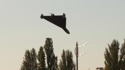 Eine Drohne kurz vor ihrem Einschlag in der ukrainischen Hauptstadt Kiew.