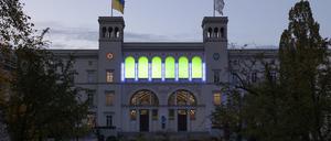 Die Lichtinstallation des US-Künstlers Dan Flavin an der Außenfassade des Museums Hamburger Bahnhof: Aus Solidarität in der Energiekrise wird das Museum sie ausschalten.