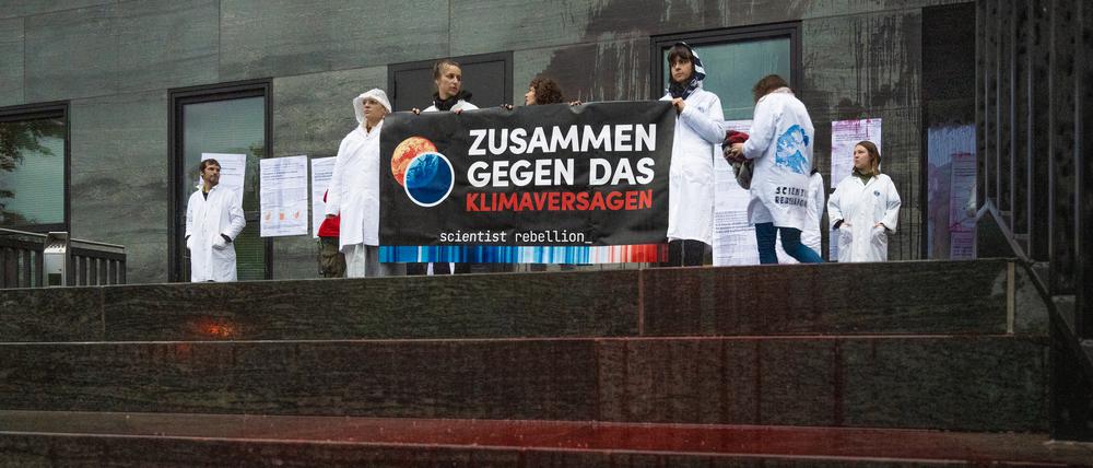 Mit einer noch unbekannten roten Substanz beschmutzten die Aktivisten die Treppen und die Fassade des Gebäudes.