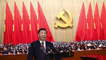 16.10.2022, China, Beijing: Xi Jinping, Präsident von China, hält eine Rede während der Eröffnungszeremonie des 20. Nationalen Kongresses der Kommunistischen Partei Chinas.
