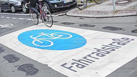 Zeichen auf dem Asphalt für eine Fahrradstraße. 